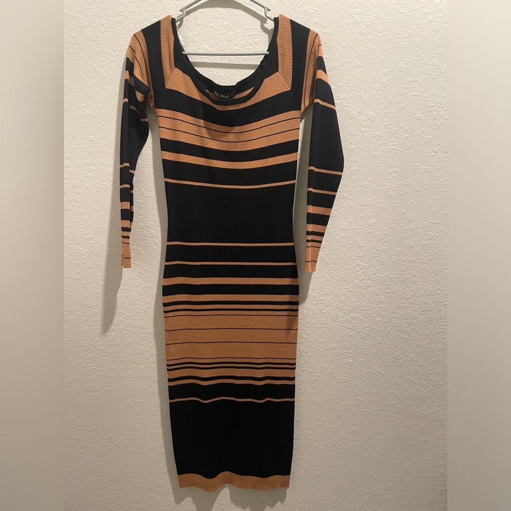 Fitted semi maxi dress with back and bronze design.